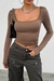 Top ajustado con cuello cuadrado