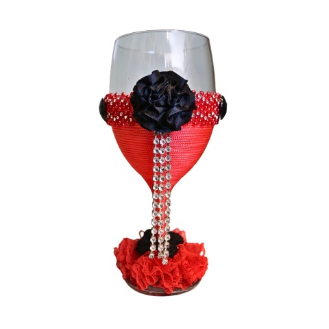 Taça decorada de Vinho Pombagira Vermelha com Rosa Preta