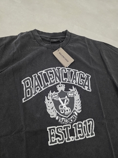Remera Balenciaga University en internet