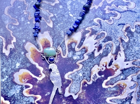 Collar del parloteo, loro con crisoprasa y lapislázuli