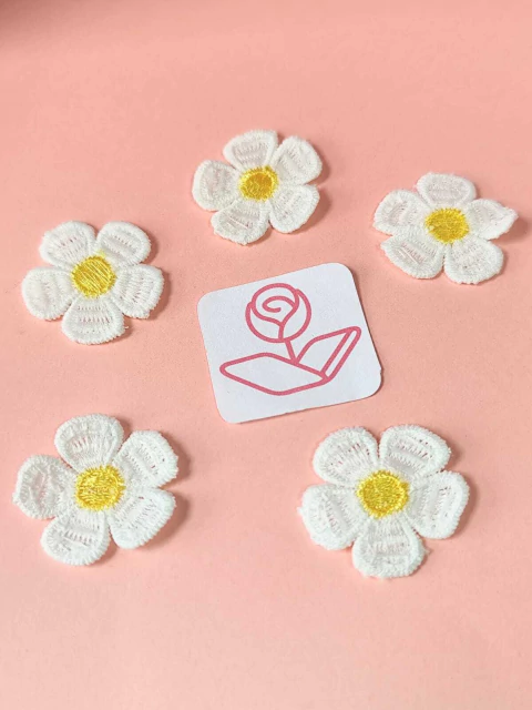Aplique margarida com miolo rosa 3 cm (5 unidades)