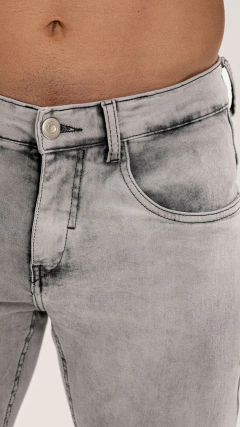 Detalhe da cintura e bolso frontal de calça jeans slim cinza claro masculina