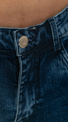 Detalhe do cós com botão de calça jeans azul claro