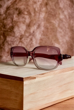 Óculos de sol feminino rosé.