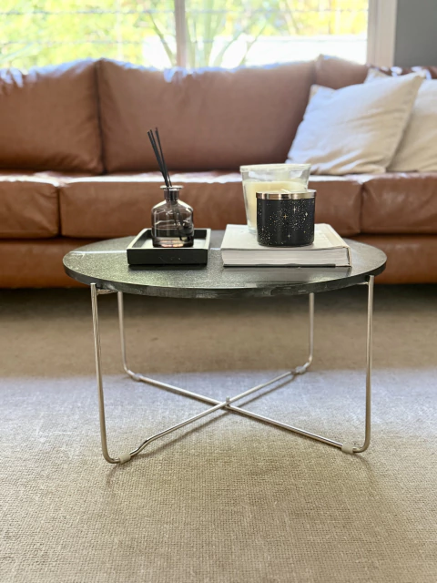 Mesa ratona con tapa de Granito