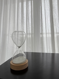 Reloj de arena con base de madera
