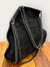 Bolsa suede detalhe corrente ônix