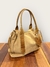 Bolsa camurça grande detalhe alças couro