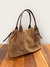 Bolsa camurça grande detalhe alças couro - comprar online