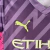 Kit Infantil Manchester City Goleiro Puma 23/24 - Roxo com detalhes em rosa e dourado - Cadfer Sports