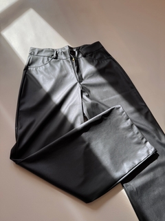 Pantalón cuero ecológico. Liso en internet