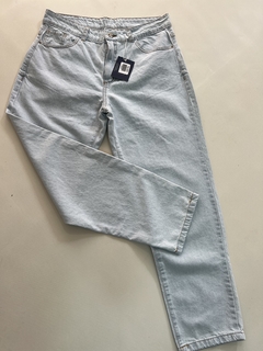 Jeans Rígido. Tiro medio/ bajo en internet