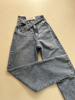 Jeans rígido.