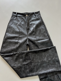 Pantalón engomado, estampado gris. Tiro alto