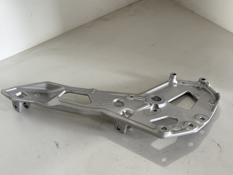 bacalhau piloto bmw f 900 r - lado direito - ano 23-25