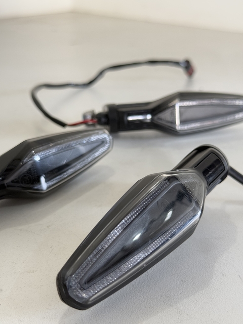 pisca bmw f 900 r sport - original semi novo ano 23-25 unidade