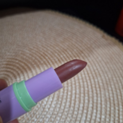 Batom Brilho e Sabor Chocolate FPS 15 Shine Colors Abelha Rainha 3,7g - Pezzoti Cosméticos e Bijoux