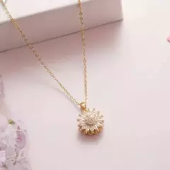 Collar Giratorio Luxury® + Baño de ORO de 18k con piedras en internet