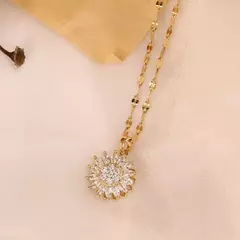 Imagen de Collar Giratorio Luxury® + Baño de ORO de 18k con piedras