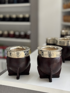 Mate Imperial 100 % uruguayo virola cincelada con apliques - Mateando La Plata