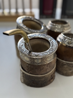 Mate imperial de cuero crudo con base y virola de alpaca cincelada con apliques de bronce