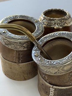 Mate imperial de cuero crudo con base y virola de alpaca cincelada con apliques de bronce - comprar online