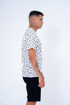 Camiseta Chinesa LV - Branco - comprar online