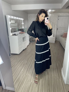 Saia Waves preta com detalhes em branco