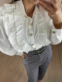 Camisa Ceci com babados na internet
