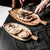 Bandeja em forma de folha de madeira