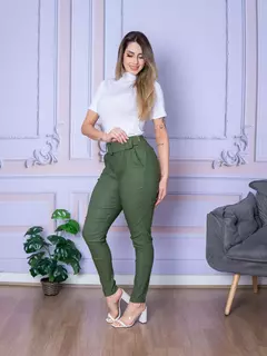 Calça Skinny com Cinto e Bolso