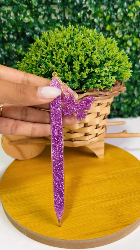 caneta de resina com pingente de borboleta na internet