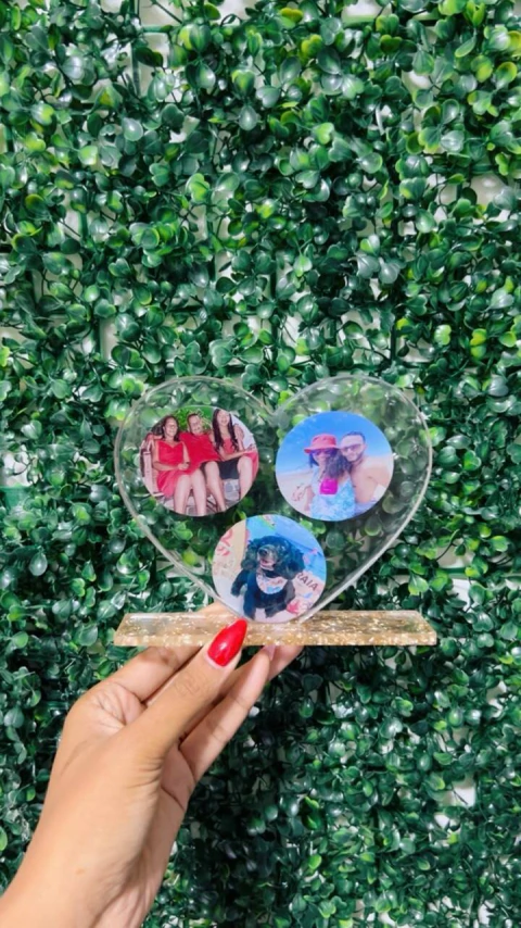 Placa de coração com fotos eternizadas
