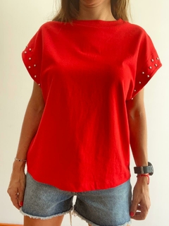 Remera con tachas