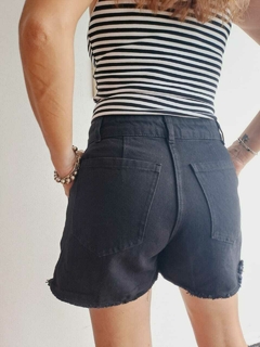 Short pollera en internet