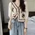 Blusa de ganchillo con bordado de flores