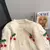 Suéter de lana con bordados navideños en internet