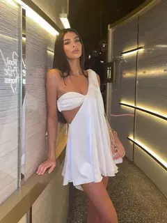 Mini vestido Nara Amaral com renda na internet