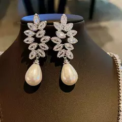 Brinco de Pérolas Luxuoso – Elegância e Brilho em Cada Detalhe - Amora Store