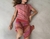 La remera Zorzal sin mangas es una prenda básica.
En la foto acompañade a la babucha Pelícano corta