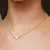 Colar choker trevo madrepérola dourado