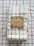 Mantel tusor cuadrille beige y rojo.