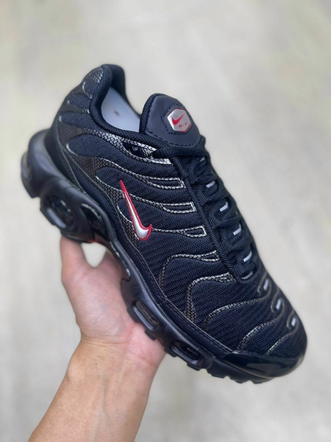 Nike Air Max Plus TN preto detalhe vermelho