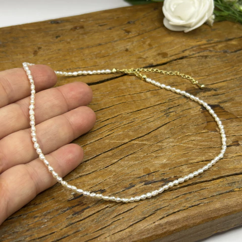 Choker Mini Pérolas Cultivadas em Água Doce. Arroz 2mm - Banho Ouro 18K