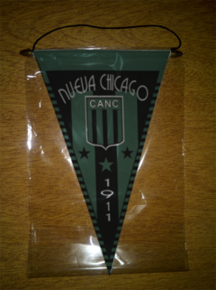 Banderín Triangular Nueva Chicago 46 Modelos - LM MERCHANDISING