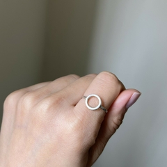 Anel Círculo Vazado Em Prata 925