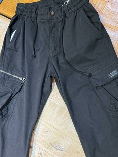 Jogger de gabardina, con puño y elástico en la cintura