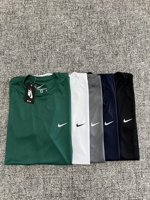Camisetas dry fit Nike nas cores verde, branco, cinza, azul-marinho e preto