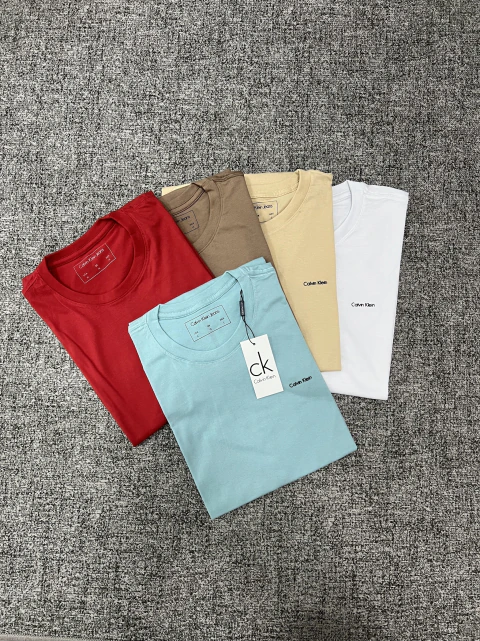 Camiseta Calvin Klein Básica em todas as cores disponíveis, foto principal