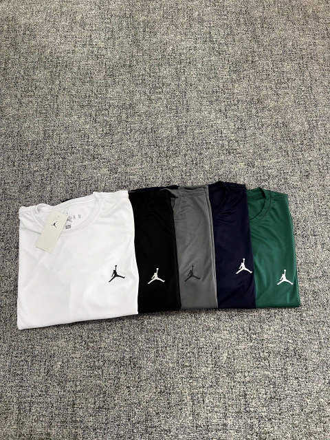 Camisetas dry fit Jordan juntas nas cores branco, preto, cinza, azul-marinho e verde